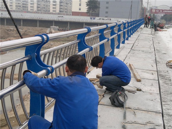 五指山不锈钢桥梁护栏除锈维护的重要性及其方法