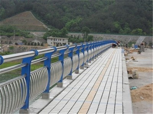 五指山不锈钢桥梁护栏是一种什么材质的护栏